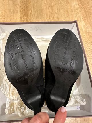 Botin ante negro tacon