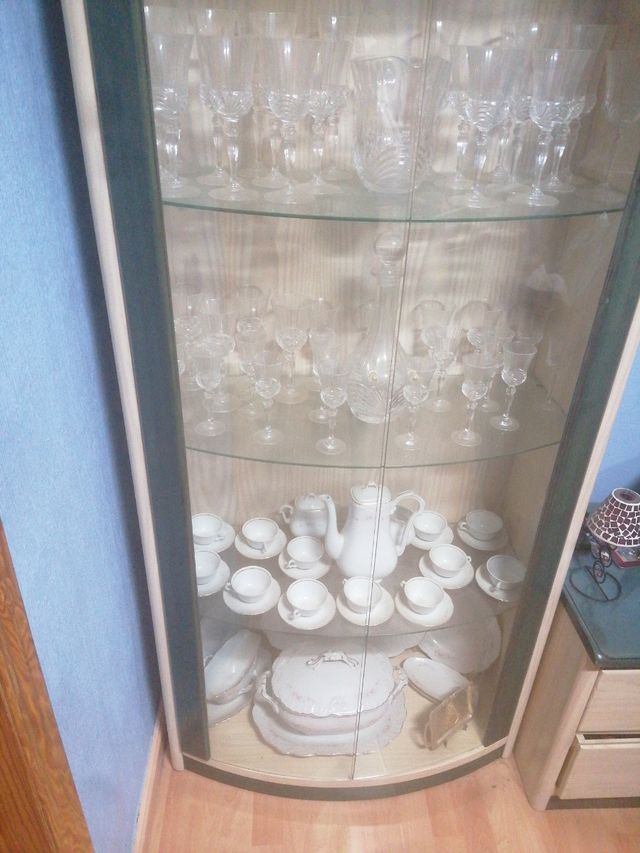 Bitrina cristal. Con cristaleria y vajil