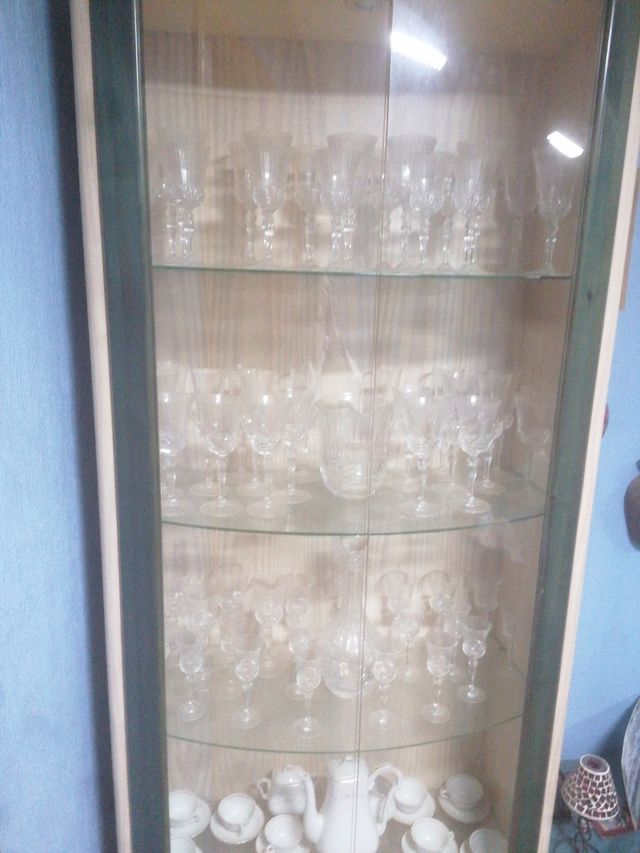 Bitrina cristal. Con cristaleria y vajil