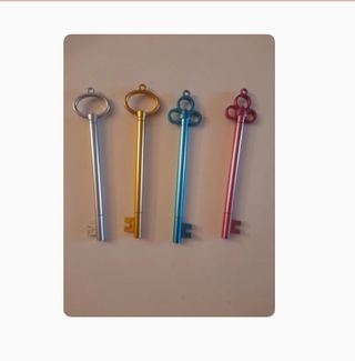 Lote 4 bolígrafos con formas de llaves. Tengo vari