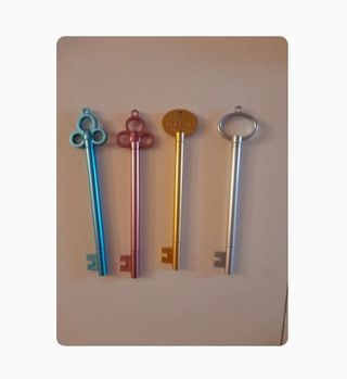 Lote 4 bolígrafos con formas de llaves. Tengo vari