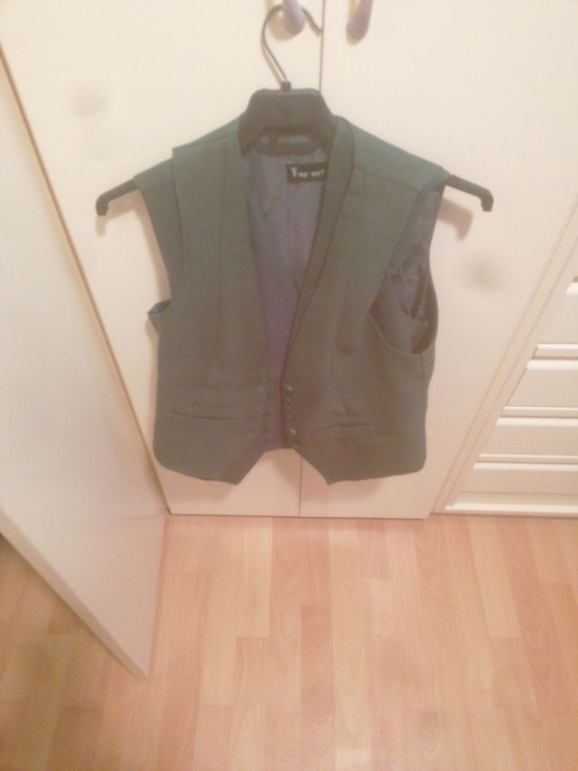Chalecos. Tres talla42. Tonos verdes 