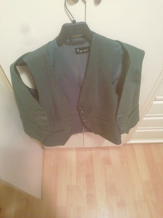 Chalecos. Tres talla42. Tonos verdes 
