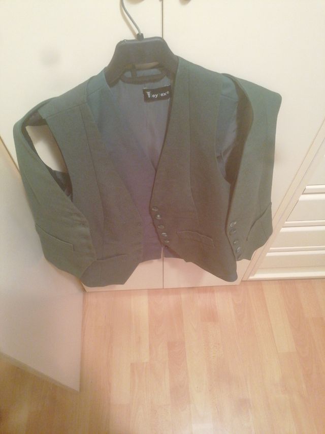 Chalecos. Tres talla42. Tonos verdes 