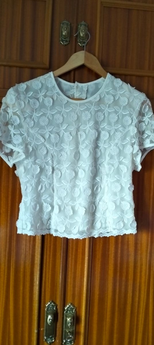 BLUSA PRECIOSA VESTIR.FLORES BORDADAS sobre el TUL