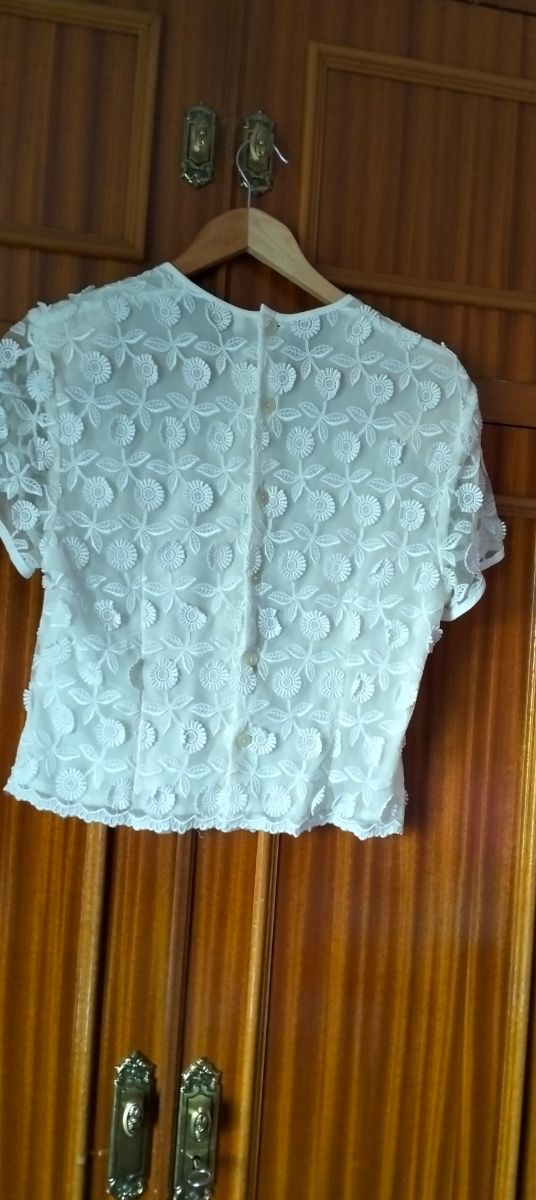 BLUSA PRECIOSA VESTIR.FLORES BORDADAS sobre el TUL