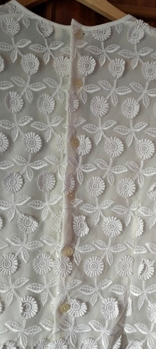 BLUSA PRECIOSA VESTIR.FLORES BORDADAS sobre el TUL