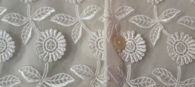 BLUSA PRECIOSA VESTIR.FLORES BORDADAS sobre el TUL