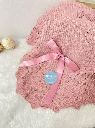chal bebé, temporada invierno color rosa empolvado