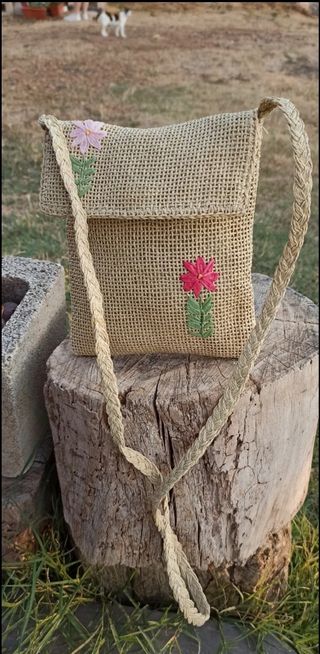 Bolso paja mimbre con flores bordadas
