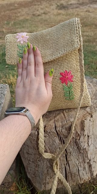 Bolso paja mimbre con flores bordadas