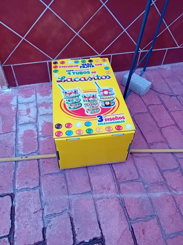 Caja de cartón lacasitos vacia