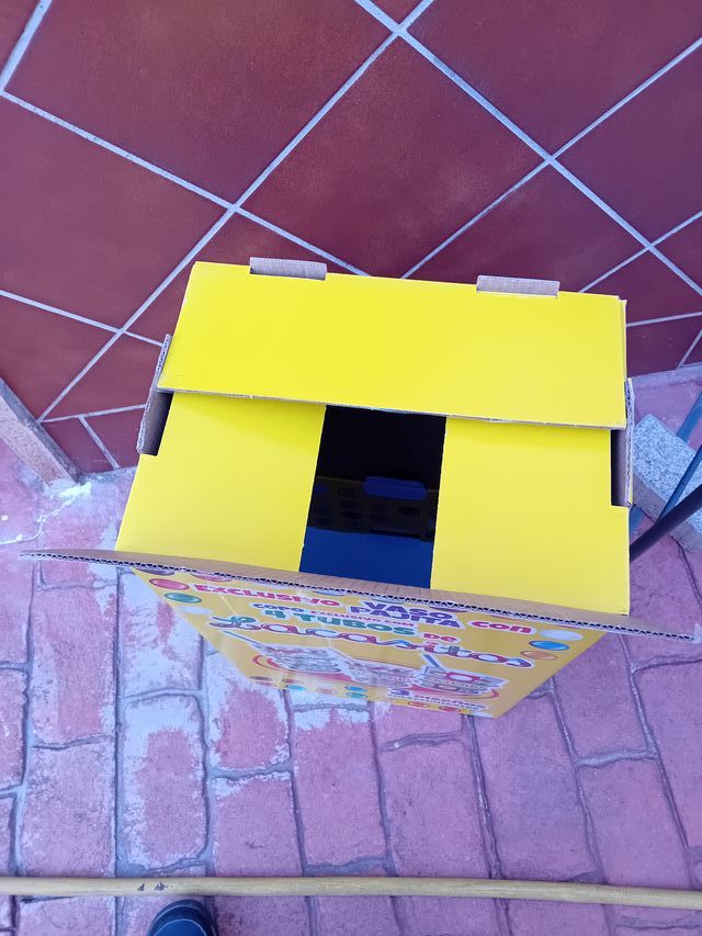 Caja de cartón lacasitos vacia
