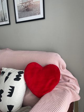Cojín de corazón rojo