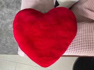 Cojín de corazón rojo