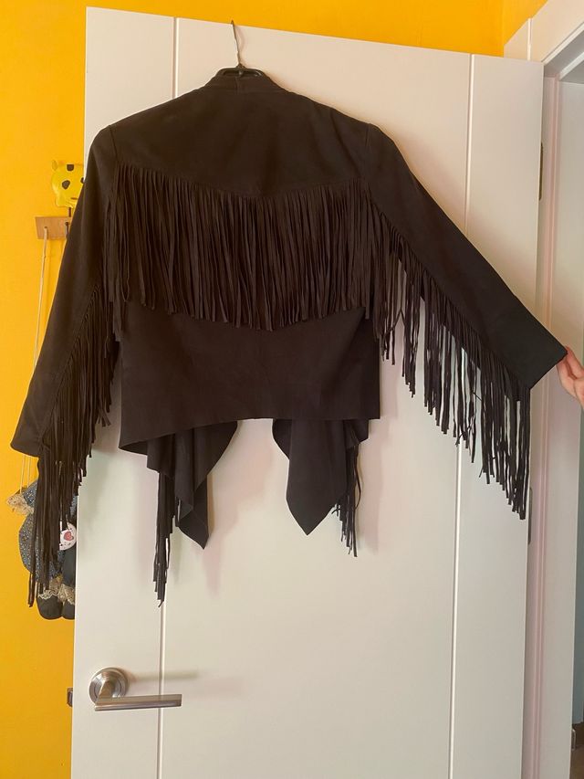 se vende cazadora de flecos de Bershka talla M