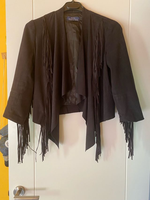 se vende cazadora de flecos de Bershka talla M