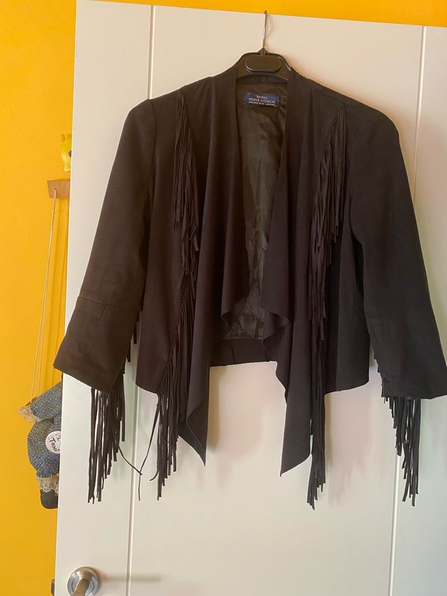 se vende cazadora de flecos de Bershka talla M