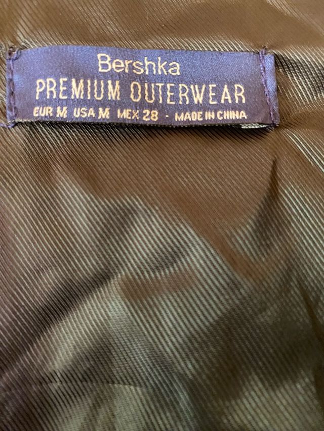 se vende cazadora de flecos de Bershka talla M