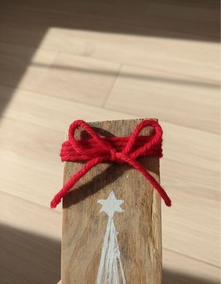 Decoración navideña rústica en madera natural