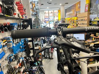 Bici Mondraker Raze Carbon R