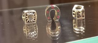 Tres charms