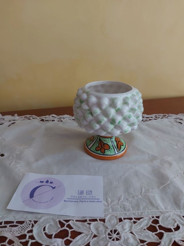 Jarrón con media piña de pino siciliano