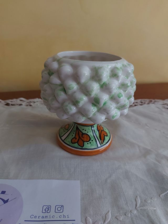 Jarrón con media piña de pino siciliano