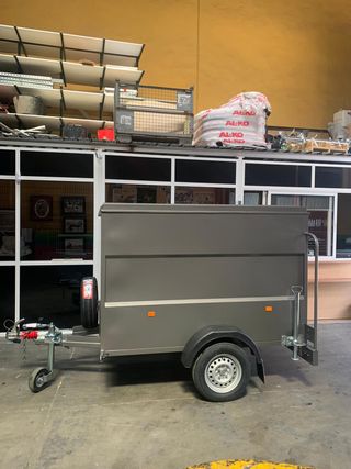 Remolque porta-maquinaria caja cerrada con tapa