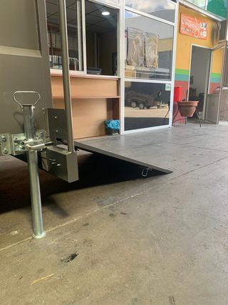 Remolque porta-maquinaria caja cerrada con tapa