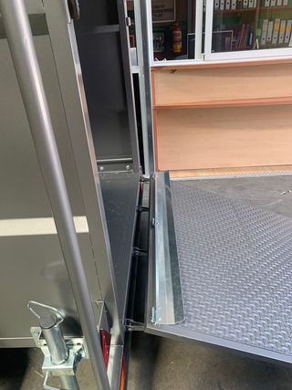 Remolque porta-maquinaria caja cerrada con tapa