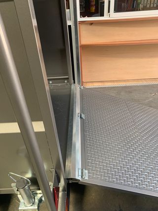 Remolque porta-maquinaria caja cerrada con tapa