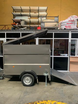 Remolque porta-maquinaria caja cerrada con tapa