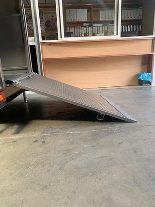 Remolque porta-maquinaria caja cerrada con tapa