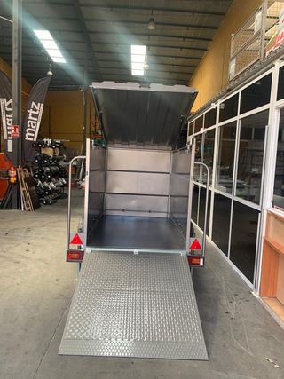 Remolque porta-maquinaria caja cerrada con tapa