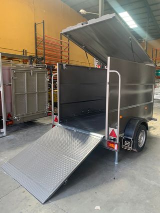 Remolque porta-maquinaria caja cerrada con tapa