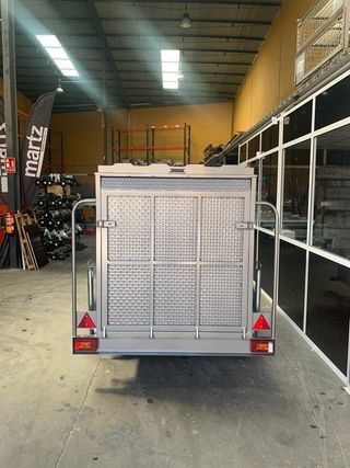 Remolque porta-maquinaria caja cerrada con tapa