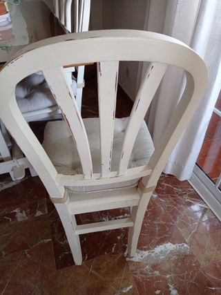 Mesa de comedor y 6 sillas de madera