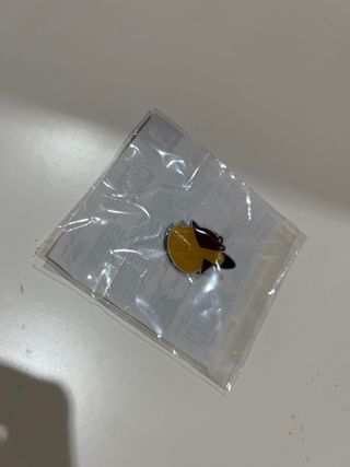 pin exclusivo detective pikachu