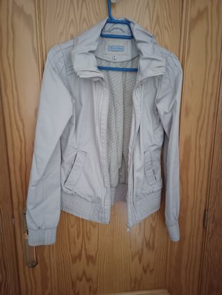 Cazadora color beige 