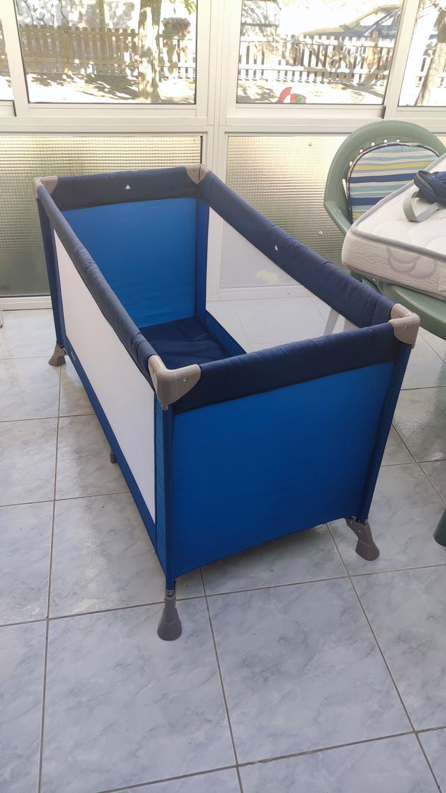 Cuna de viaje y colchón