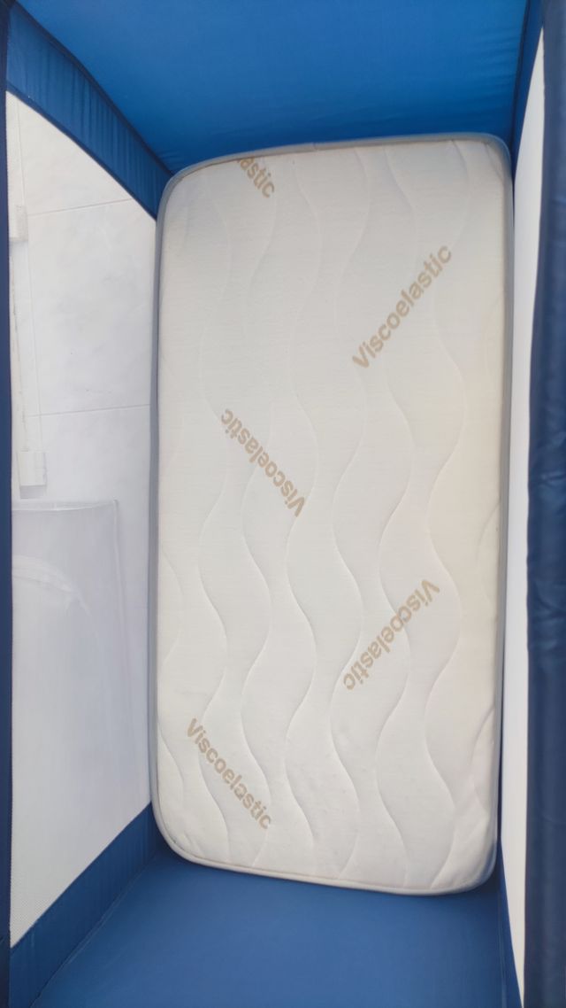 Cuna de viaje y colchón