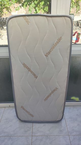 Cuna de viaje y colchón