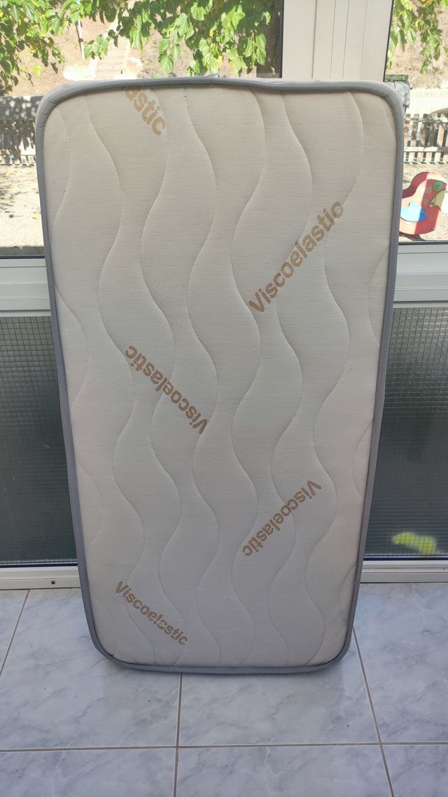 Cuna de viaje y colchón