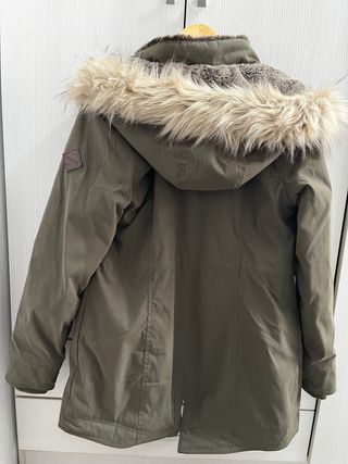 parka calentita con forro de piel sintetica