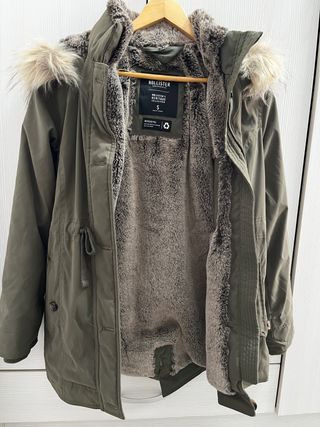 parka calentita con forro de piel sintetica