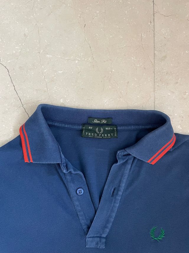 Fred Perry azul y naranja