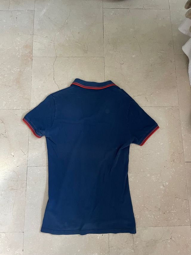 Fred Perry azul y naranja