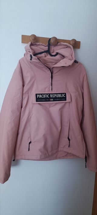 Abrigo rosa marca pull and bear