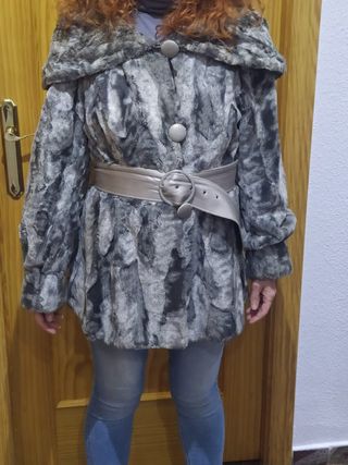 Chaquetón gris d pelo sintético planchado